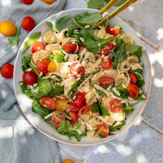 Quand il fait chaud, je veux des recettes comme celle-ci ! ☀️

Pas de cuisine compliquée, pas besoin de passer des heures derrière les fourneaux et surtout… pas envie de réchauffer toute la maison !

Cette salade de pâtes est devenue mon plat de référence de l’été. Je la prépare en quelques minutes avec des tomates bien mûres, de la roquette, du pesto, un bon filet d’huile d’olive et… du tofu râpé.

Et si vous n’avez jamais essayé de râper du tofu sur une salade, retenez cette astuce 👇

✨ Le tofu apporte les protéines végétales qui rendent la salade plus complète et rassasiante, mais surtout, râpé finement, il joue un peu le rôle du fromage. Ici, il remplace la ricotta salée de la traditionnelle crudaiola italienne.

J’utilise un tofu aromatisé (fumé, barbecue, aux herbes…), mais du tofu nature fonctionne très bien aussi.

Et ensuite, faites avec ce que vous avez :
🍅 tomates cerise ou tomates du jardin
🌿 roquette ou basilic
🫒 olives, câpres, tomates séchées…
🌱 courgettes grillées, légumes marinés…
🌻 pignons ou graines de tournesol

C’est frais, coloré, gourmand, nourrissant et surtout prêt en 5 minutes (une fois les pâtes cuites 😉).

Le genre de recette que j’aime particulièrement en été : peu d’ingrédients, beaucoup de goût et zéro prise de tête.

Et vous, quelle est votre recette « de survie » quand il fait trop chaud pour cuisiner ? 😎

👉 Pensez à sauvegarder la recette ! 

#saladedepates #recetteete #recettefacile #pouilles #crudaiola