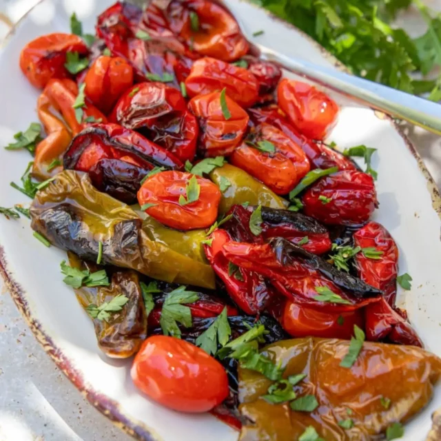 Vous aimez l’Italie et sa cuisine ? 🇮🇹 Alors découvrez les **friggitelli** ! 💚

Les friggitelli sont de petits poivrons verts, doux et légèrement sucrés, très populaires dans le sud de l’Italie. Dans les Pouilles, on les retrouve tout l’été sur nos tables, simplement cuisinés à la poêle avec de l’huile d’olive, de l’ail et quelques tomates. Rien de compliqué, mais tellement bon ! 😋

Parce que finalement, on voyage aussi dans son assiette : avec les couleurs, les parfums et les saveurs des plats qui racontent une région. Et les Pouilles, la belle région dans laquelle je vis, ont une cuisine généreuse, simple et profondément ancrée dans le terroir.

Je suis particulièrement attachée à cette **cucina povera**, une cuisine née de la nécessité de faire beaucoup avec peu, qui met à l’honneur les produits de la terre, les légumes de saison, les légumineuses, les céréales et l’huile d’olive. Une cuisine qui correspond parfaitement à ma façon de manger et à ma cuisine végétale. 🌱

Et ici, quand les produits viennent du jardin, du petit producteur ou du marché juste à côté, on est vraiment dans le kilomètre zéro. 🥰

Alors cet été, faites voyager vos papilles jusque dans les Pouilles avec cette recette toute simple. Un plat humble, coloré et savoureux, qui sent bon l’été italien ! ☀️🇮🇹

📌 Sauvegardez la recette pour la retrouver facilement et partagez-la avec quelqu’un qui aime l’Italie et la cuisine végétale !

#Friggitelli #CuisineItalienne #CuisineVégétale #Pouilles #CucinaPovera