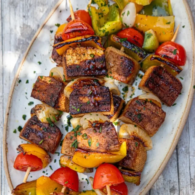 🔥 **Et si cet été, le tofu s’invitait sur votre barbecue ?**

Si vous pensez que le tofu est fade et sans intérêt, j’ai peut-être une petite astuce pour vous faire changer d’avis. 😉

Le secret pour un tofu vraiment gourmand tient en **3 étapes** :

👉 **On le presse** : le tofu contient beaucoup d’eau. En l’essorant bien, il devient plus ferme et surtout, il peut mieux absorber les saveurs.

👉 **On le fait mariner** : c’est LA clé ! Le tofu a un goût assez neutre, mais il est une véritable éponge à saveurs. Sauce soja, huile d’olive, citron, épices, herbes… laissez parler vos envies.

👉 **On le grille** 🔥 : au barbecue, il devient joliment doré et légèrement croustillant à l’extérieur, tout en restant tendre à l’intérieur.

Ces brochettes sont une de mes façons préférées de cuisiner le tofu en été. **Une vraie alternative à la viande pour le barbecue**, qui permet de préparer un repas convivial pour tout le monde, sans avoir à faire deux menus.

Ajoutez quelques légumes grillés, une belle salade, du pain et une sauce maison… et vous avez tout ce qu’il faut pour un barbecue végétal gourmand. 🌱

Et vous, **vous avez déjà essayé le tofu au barbecue ?**

👉 Enregistrez la recette !

#tofu  #barbecuevegan #recettevegan #proteinesvegetales #recetteete