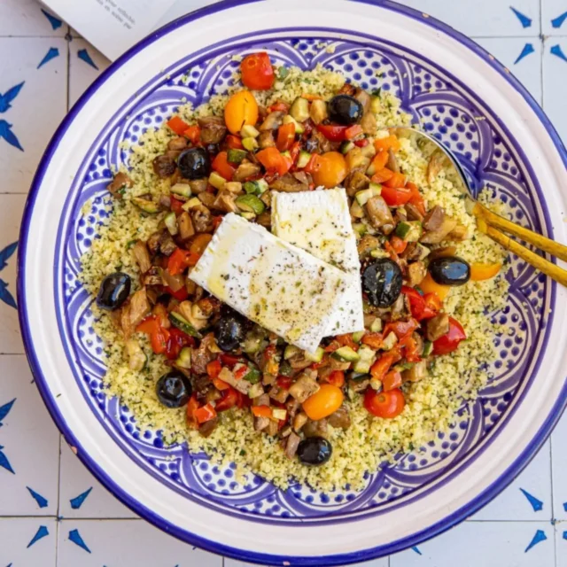☀️ **Vous cherchez une idée de repas vegan, complet et facile pour l’été ?**

Voici une recette que je fais régulièrement quand il fait chaud : une semoule de couscous aux herbes et légumes grillés. 🌿🍆🫑

J’aime beaucoup les salades de couscous parce qu’elles permettent de changer un peu des éternelles salades de pâtes ou de riz… et surtout parce qu’elles sont ultra polyvalentes.

La base est toute simple : de la semoule, beaucoup d’herbes fraîches, des légumes grillés et une bonne huile d’olive. Et à partir de là, vous pouvez vraiment l’adapter à vos envies et à ce que vous avez dans le frigo.

💡 Mon astuce pour en faire un vrai repas complet : ajoutez une source de protéines !

Pois chiches, lentilles, haricots blancs, tofu grillé… Vous pouvez même ajouter quelques noix ou graines pour apporter du croquant et de bons lipides.

🍅 Et côté légumes, aucune obligation de suivre la recette à la lettre : courgettes, aubergines, poivrons, tomates… c’est justement le genre de plat parfait pour utiliser les légumes de saison.

Vous pouvez préparer la semoule et les légumes à l’avance, conserver le tout au frais et assembler au dernier moment. Elle est même encore meilleure après quelques heures, quand les saveurs ont eu le temps de se mélanger.

🌿 Frais, coloré, nourrissant, gourmand et facile à emporter: au bureau, en pique-nique ou pour un déjeuner sur la terrasse, c’est le genre de recette qui fait tout l’été.

Et si vous avez un potager, c’est encore mieux : on y met ce qui pousse !😉

👉 Enregistrez la recette pour vos prochains repas d’été ou retrouvez-la sur le blog : Semoule de couscous aux herbes et légumes grillés.

#recettevegan #cuisinevegetale #recetteete #repascomplet #cuisinefacile