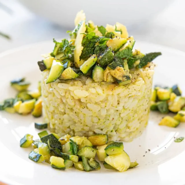🥒 Vous ne savez plus quoi faire de vos courgettes du potager ?😅

Vous les avez déjà cuisinées en gratin, en poêlée, en galettes, en tarte… et elles continuent d’arriver par kilos ? Bienvenue dans l’été au potager ! 😂

Aujourd’hui, je vous propose de changer un peu avec un risotto crémeux aux courgettes, citron et menthe. 🌿🍋

Et promis, pas besoin de crème pour obtenir un risotto ultra onctueux : l’astuce consiste à mixer une partie des courgettes et à l’incorporer au riz. Elles apportent toute leur douceur et leur crémeux naturellement.

Quelques règles pour un risotto réussi :
✨ un bon riz à risotto, type Carnaroli ou Arborio
✨ ne jamais rincer le riz : on garde son amidon !
✨ un bouillon bien chaud ajouté progressivement
✨ un riz encore légèrement al dente et surtout bien crémeux.

Le citron apporte une jolie fraîcheur et la menthe vient réveiller le tout. Un plat 100 % végétal, gourmand et parfait pour profiter de l’abondance du potager. 💚

Et si vous avez encore des courgettes qui vous regardent désespérément depuis le panier… j’ai plein d’autres idées sur le blog ! 😉

👉 Enregistrez cette recette pour votre prochaine récolte de courgettes !

#recettevegan #cuisinevegetale #courgettes #recetteete #risotto