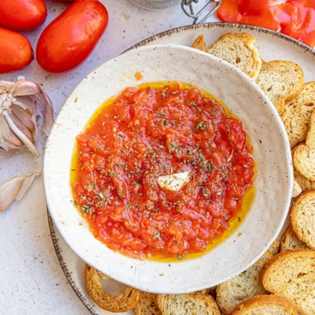 🍅 Vous avez des tomates bien mûres et des invités qui arrivent dans 10 minutes ? J’ai la solution !😍

Cette trempette de tomates frottées à l’ail est devenue l’un de mes indispensables de l’été.

Pas de cuisson, presque pas de préparation, quelques ingrédients seulement… et surtout un maximum de fraîcheur et de goût. 🌿

Le principe est tout simple : des tomates bien mûres, de l’ail, de l’huile d’olive, des herbes et du pain. On mélange et c’est prêt !

Et c’est justement ce que j’aime avec cette recette : elle se personnalise à l’infini selon vos envies et ce que vous avez dans les placards.

🫒 Ajoutez des olives noires ou vertes
🌿 Quelques câpres pour une touche plus méditerranéenne
🌶️ Un peu de piment si vous aimez quand ça pique
🌱 Basilic, origan, persil ou menthe
🍋 Un filet de citron pour encore plus de fraîcheur

Et ne la limitez pas à l’apéro ! Cette préparation est délicieuse :

👉 sur des tranches de pain grillé façon bruschetta
👉 avec des crackers ou des gressins
👉 comme sauce pour accompagner des légumes grillés
👉 mélangée à des pâtes froides
👉 dans un sandwich ou un wrap
👉 en accompagnement d’une belle salade estivale

Une recette 100 % végétale, fraîche, économique et prête en quelques minutes. Exactement le genre de recette que j’aime avoir sous la main en été ! ☀️

Et vous, quel ingrédient ajouteriez-vous à cette trempette ?🫒🌶️🌿

👉 Enregistrez la recette pour votre prochain apéro improvisé !

#recettevegan #cuisinevegetale #recetteete #aperovegan #tomates